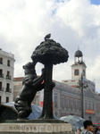 Ну а в центре города - сплошные юбиляры. Памятник на Puerta del Sol, ставший символом Мадрида, в 2017 отметил свое 50-летие. Это медведица и земляничное ...