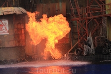 Настоящий взрыв во время водно-пиротехнического шоу на студии Universal