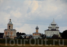 Варлаамо-Хутынский монастырь находится  в 10 км от Великого Новгорода. 
Хутынь, т.е. худое место, пользовалось дурной славой - по преданию здесь обитала ...