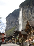 Долина Лаутербруннен знаменита 72 водопадами.
