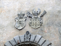 Совместный герб Эггенбергов-Шварценбергов над воротами выхода во двор.