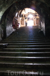 От входа вниз ведет широкая каменная лестница из 48 ступеней