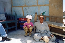 В Египетской ремесленной деревне. Рядом с бедуином изготавливающего вазу ручным способом