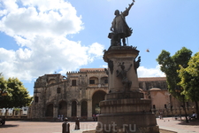 Плащадь Колумба и памятник ему-же. Поднятой рукой указывает в направлении Европы