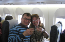Улетая из Норвегии на латвийскои самолёте мы пьём французское вино!!
