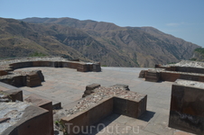  юго-востоку от Еревана, на территории Абовянского района, над ущельем реки Азат расположена одноименная крепость. Сюда можно приехать на автомашине по дороге Ереван- Аван-Джрвеж-Вохчаберд-Гарни (окол