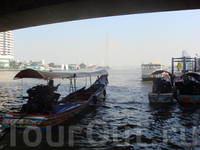 На таком транспортном плав.средстве отправились на часовую прогулку по каналам реки Чао Прайя
