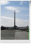 Перед зданием музея на площади Победителей возведён Монумент Победы, представляющий собой классическую трёхгранную стелу высотой 141,8 метра, что символизирует 1418 дней и ночей Великой Отечественной 