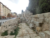 Крепостные стены - это самый древний памятник города и здесь, у рынка, находится самый большой из сохранившихся участков, почти 80 метров древнеримского ...