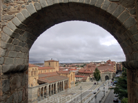 Сквозь арку ворот Сан Винсенте хорошо видна площадь, на которой стоит одноименный собор.