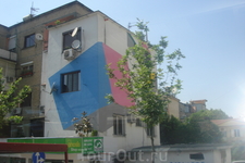 Столица Албании г.Тирана. За неимением средств на строительство нового жилья и чтобы хоть как-то приукрасить старые дома мэр Тираны
распорядился разрисовать ...
