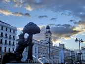 Субботний вечер подарил чудесный закат, который я наблюдала в самом сердце Мадрида, на La Puerta del Sol.