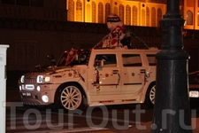 Праздник- 37 лет со дня образования ОАЭ.Все машины украшены флагами, лентами, цветами , плакатами с изображением местных правителей. 