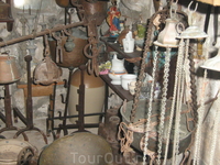 Древний хлам в музее церкви Богородицы на рифе. Походит на орудия пыток инквизиции.