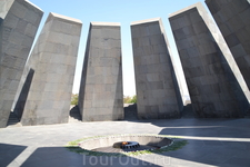 Цицернакаберд, памятник жертвам геноцида армян 
Как музей, так и мемориальный памятник и весь парк, был построен в память о полутора миллионов невинных жертв, которые были убиты в 1915 году
