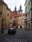 Башни церкви Девы Марии (Прага). На переднем плане желтый домик - отель Tynska (старое название - Пражский дворечек).