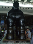 Аэропорт Барселоны (Эль Прат). Статуя бронзового коня стоимостью 1 млн. евро