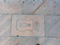 Плитка у входа в парк тоже изображает герб города. Герб Куэнки содержит в себе символ королевской короны, звезды, как напоминание о явлении Девы королю ...
