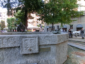 На небольшой площади San Angelo возле одноименной церкви установлен фонтан-памятник святому Франциску Асизскому, покровителю Италии. Фонтан был создан ...