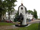 А второй памятник - Макарию Калязинскому. Памятник сооружен на деньги горожан в память о разрушенном монастыре А второй памятник - Макарию Калязинскому. Памятник сооружен на деньги горожан в память о разрушенном монастыре