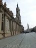 Вид от собора в правую сторону площади. На площади, кроме Собора Святой Пилар находится еще один собор - Catedral del Salvador de Zaragoza (Собор Спасителя) ...