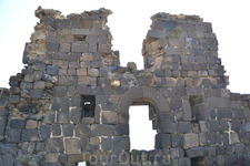 Крепость Амберд
Архитектура замка и крепости проста, сурова и подчинена основному требованию - надёжно защитить от нападений. Крупные каменные блоки стен должны были принимать на себя удары вражеских