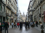 К центру города, к площади Пилар, нас ведет шумная, многолюдная улица calle de Alfonso I.