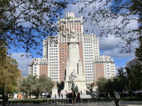За памятником - одно из трех высотных зданий, расположенных на Plaza de España, 117 м здание ''Испания''. В здании «Испания», построенном в 1953 году и ...