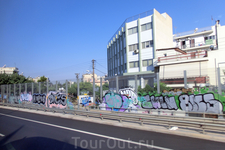 Окраины Афин не впечатлили, скорее наоборот, разочаровали. Наличие граффити везде, где можно, восторга не добавляло.