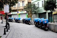 Улочка Стамбула, на обочине тсоят мотоциклы по доставке Domino's Pizza