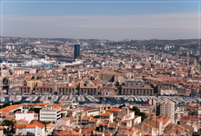 вид на Марсель..Марсель - второй по величине город и крупнейший порт во Франции. Город расположен на берегу Лионского залива Средиземного моря. Основанный ...
