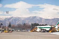 Аэропорт Турина окружен горами, поэтому взлет будет резкий...