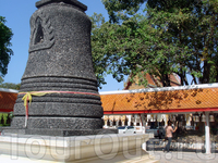 Храмовый комплекс Wat Chai Mongkhon (вокруг Будды, висят колокола по каждому из которых нужно ударить специальной палкой. В чем суть этого ритуала могу ...