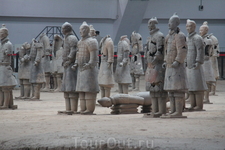 1 октября 1997 года был открыт Музей терракотовых воинов и лошадей Цинь Ши Хуанди. Открытый музейный комплекс стал самым большим историческим музеем на планете. В нем постоянно действуют шесть основны
