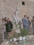 В нарзанной галерее; интересно, о чем думает женщина в темном слева от скульптуры?