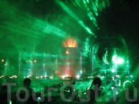 Шоу танцующих фонтанов (лазером была испорчена матрица фотоаппарата, и на следующих фото пошли черные линии)