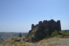 
Крепость Амберд

На южном склоне Арагаца, обращённом в Араратскую долину, особенно выделяется крепость-замок Амберд, бывшая в X—XIII веках родовым владением князей Пахлавуни.

Феодальные замки, 