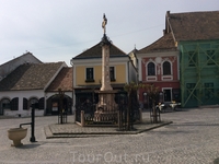 Центр небольшой площади Фё тыр занимает Чумная колонна 1752 г, увенчанная православным крестом Лазаря - обычное явление для Европы...