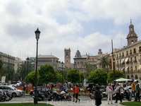 Видимо, так исторически сложилось, что у города долгое время роль главной площади исполняла La Plaza de la Virgen, но городу хотелось чего-то более просторного ...