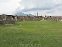 Руины Помпеи.Гора на заднем плане-вулкан Везувий,который и погубил город в 1631г.
