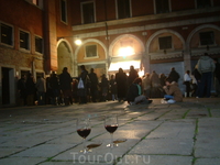 ночь, винная рюмочная в Венеции