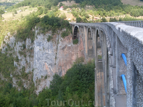 Знаменитый мост через каньон Тары