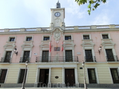 Здание городской мэрии (Ayutamiento de la ciudad) до 1880 года также было одним из университетских факультетов, колледжем-конвентом Святого Карлоса Бартоломео ...