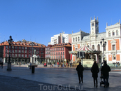 Plaza Mayor Вальядолида стала прообразом нынешних центральных площадей городов - прямоугольной формы, со зданием консистории, с домами знати по периметру ...