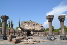 Храм был построен в 643-653 годах армянским зодчим Ованнесом в эпоху двадцатилетнего правления католикоса Нерсеса III Строителя. Судя по тому, что фундамент храма был освящен в первый же год правления