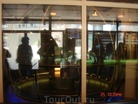 Это изящная стеклянная шарообразная гондола, в которой мы поднимались наверх здания Globen Arena. Оно является самым большим сферическим зданием в мире - 130 метров в высоту!  Аттракцион называется Sk