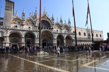 К сожалению Венецию постепенно подтапливает - каждое утро Сан - Марко заполнена по щиколотку водой, но в отлив вода уходит.