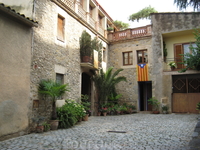 Милые домики и каталонский флаг. Испанский флаг за всю поездку мы видели лишь однажды, в Фигерасе на здании мэрии