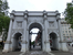 Ну и сама Marble Arch - мраморная арка была создана в 1828 году известным архитектором Джоном Нэшем, взявшим за основу знаменитую триумфальную арку Константина в Риме. Арка построена из каррарского м Ну и сама Marble Arch - мраморная арка была создана в 1828 году известным архитектором Джоном Нэшем, взявшим за основу знаменитую триумфальную арку Константина в Риме. Арка построена из каррарского м