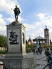 В центре площади возвышается памятник великому писателю. Произведение Carlo Nicoli торжественно открытое 9 октября 1879 года.